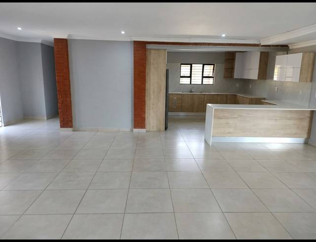 4 BEDROOM FREESTANDING FOR SALE IN HEUWELOORD